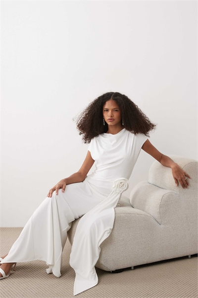 Свадебное платье средней длины с эластичными рукавами-крылышками и корсажем артикул 154051803