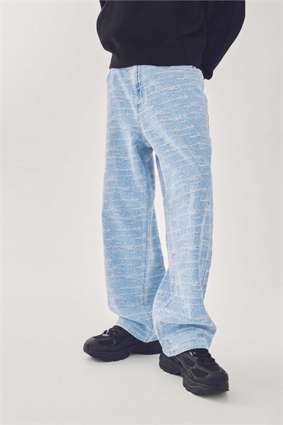 Джинсы свободного кроя с фактурной поверхностью артикул 156398097