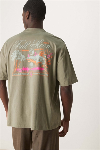 Прямая футболка свободного кроя с принтом на спине артикул 144071760