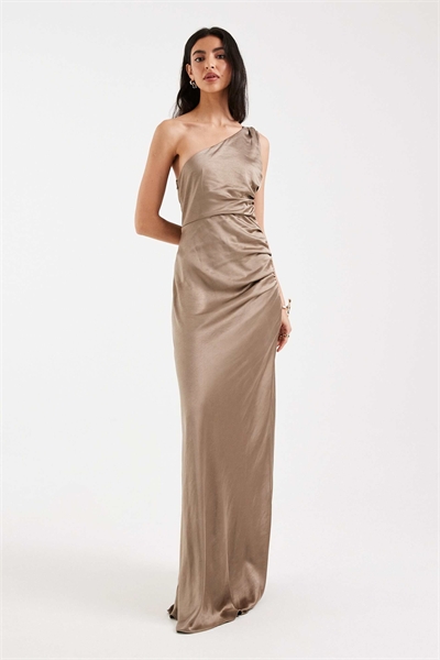 Атласное макси-платье с одним плечом и сборками для подружки невесты артикул 154051809