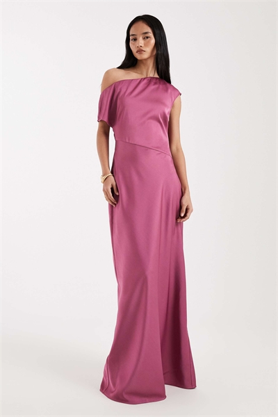 Асимметричное макси-платье из атласа с открытыми плечами для подружки невесты артикул 154051806
