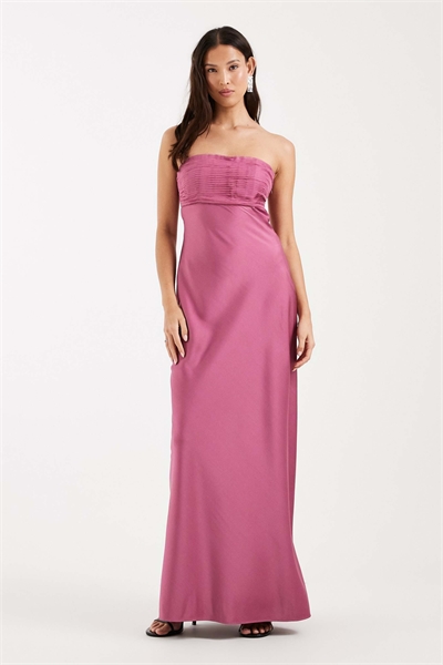 Макси-платье для подружки невесты из атласа с бандо, плиссированной отделкой в области груди и украшением в виде шарфа артикул 154051805