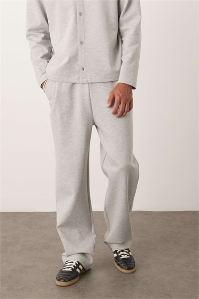 Джоггеры зауженного кроя со складками артикул 148999544