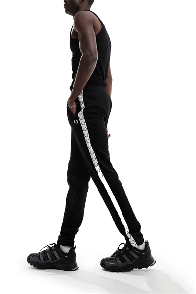 Бегуны на беговой дорожке с лентой артикул 132298970