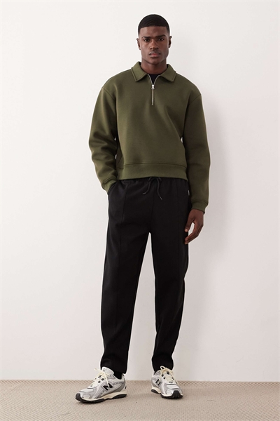 Джоггеры зауженного кроя с заутюженными складками артикул 148999868