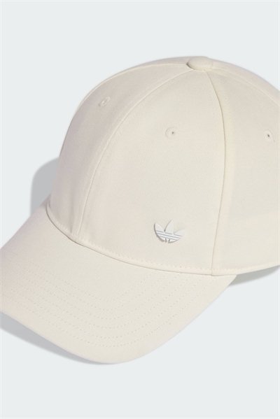 Кепка с повседневными символами и металлическим трилистником в тон артикул 155542690