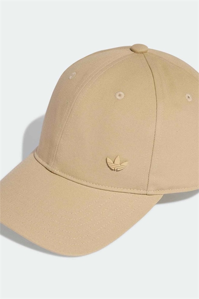 Кепка с повседневными символами и металлическим трилистником в тон артикул 155542754