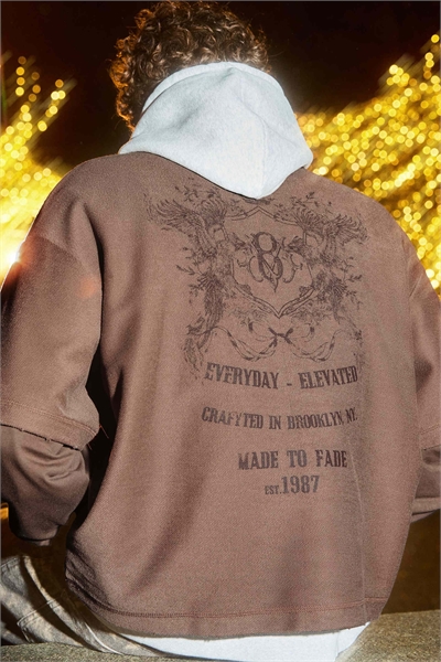 Свитер с принтом на двойных рукавах коричневого цвета артикул 155054961