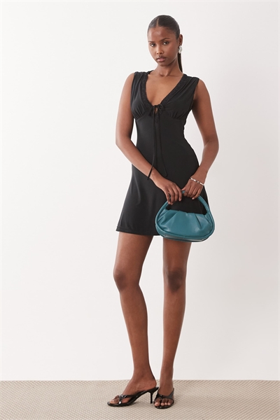 Мини-платье с V-образным вырезом и кружевной отделкой артикул 156268797