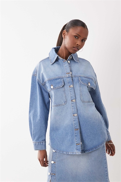 Рубашка из джинсовой ткани свободного кроя артикул 155651529