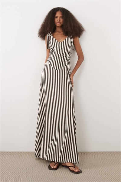 С таким декольте в макси-платье артикул 156110801