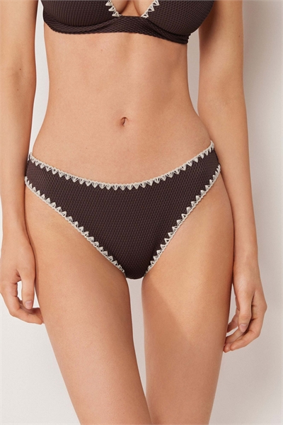 Бикини-трусики с двухцветной вышивкой артикул 156299463