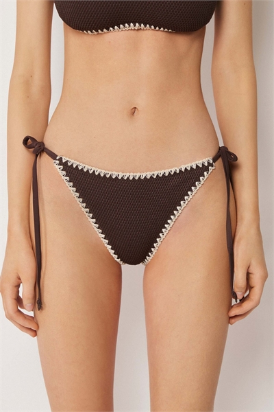 Бикини-трусики с завязками, двухцветная вышивка, коричневые артикул 156299467