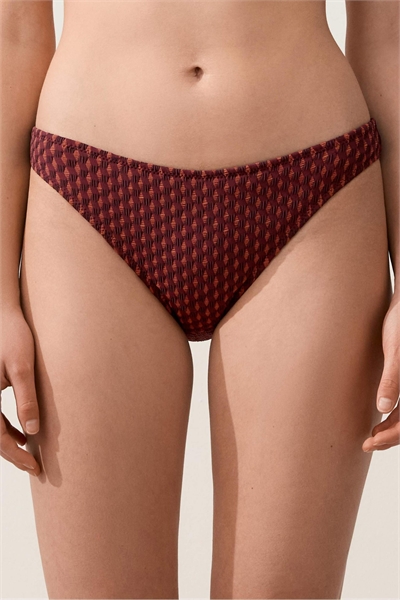 Классические бикини-трусики с геометрическим жаккардовым узором бордового цвета артикул 156166669