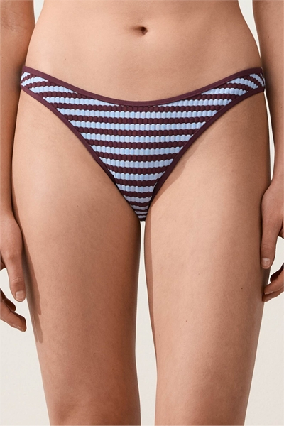Двухцветные трусики-бикини средней плотности с текстурной полоской, фиолетового цвета артикул 156166566