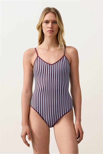 Двухцветный купальник с текстурными полосками фиолетового цвета артикул 156166810