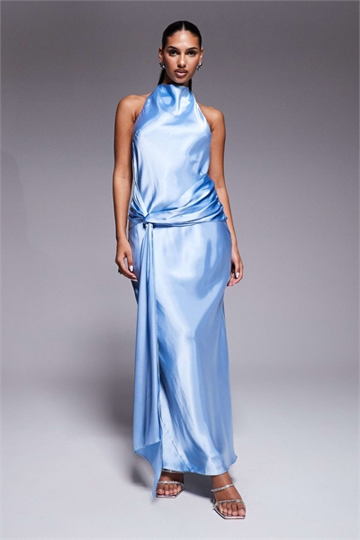 Синее макси-платье с атласным верхом на бретелях и завязкой спереди артикул 153251612