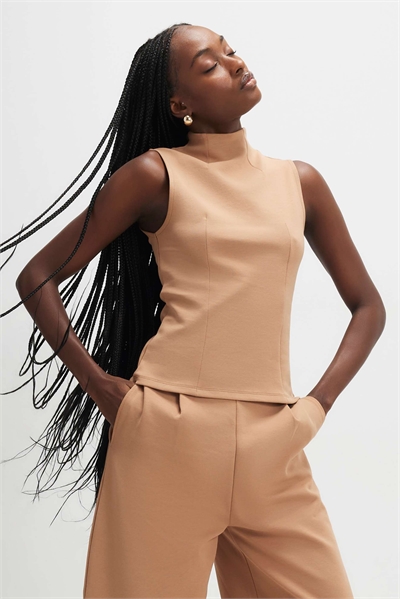 Топ без рукавов с высоким воротником бежевого цвета артикул 156532787