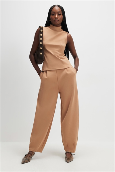 Брюки бежевого цвета с широкими брючинами артикул 156534596