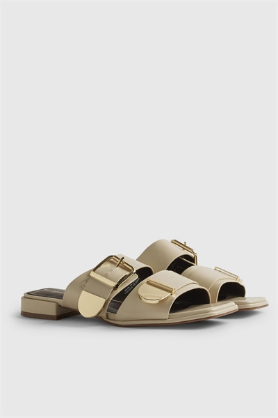 Бежевые плоские сандалии с пряжками артикул 155848582