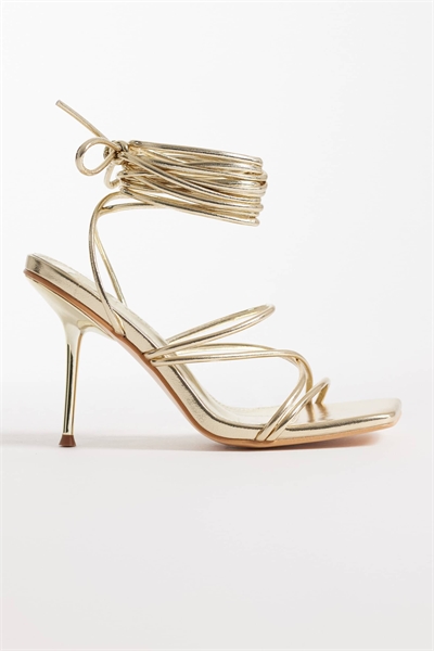 Оригинальные босоножки на каблуке с ремешками артикул 153839276