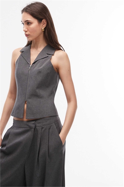 Жилет на молнии спереди, серого цвета артикул 152154994