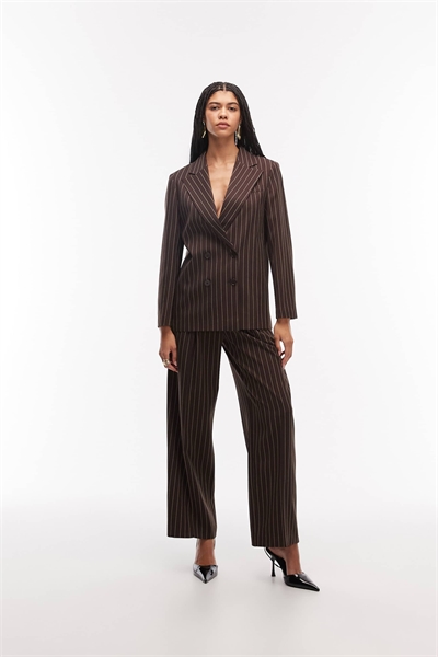 Комплект из брюк с широкими брючинами и складками в шоколадном цвете в тонкую полоску артикул 152155150