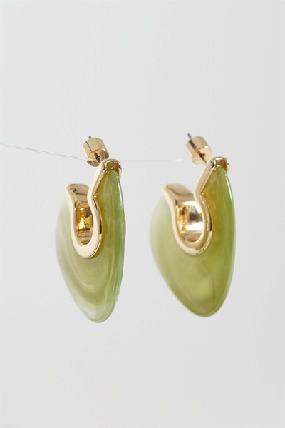 Серьги-полукольца с зеленым орнаментом из смолы артикул 155336032
