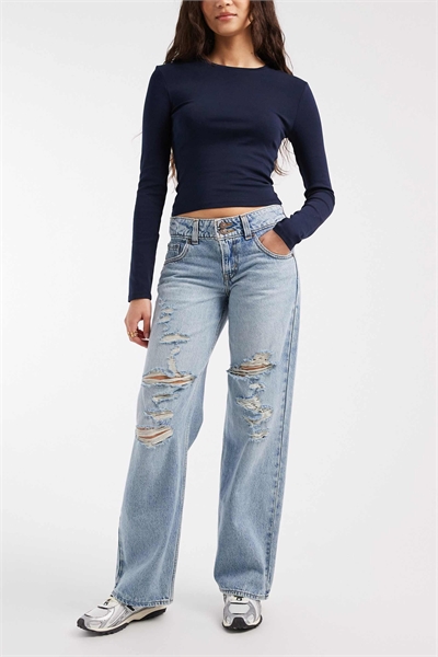 Джинсы свободного кроя с заниженной талией и порезами, светло-голубого цвета артикул 150009489