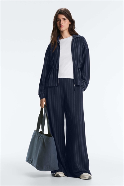 Брюки с широкими брючинами и боковой складкой из модала, приятные на ощупь, темно-синего цвета артикул 156220471