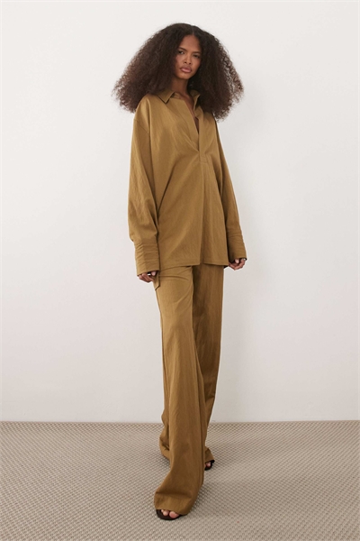 Комплект из брюк свободного кроя с прямыми брючинами бежевого цвета артикул 156174069