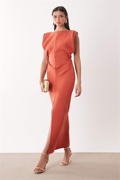 Макси-платье с рюшами на талии и объёмными плечами из красной ткани типа «скуба» артикул 155127587