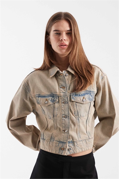 Короткая джинсовая куртка бежевого цвета с эффектом перелива артикул 154340408
