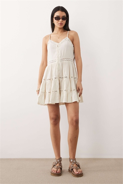 Мини-платье с пуговицами артикул 153889586