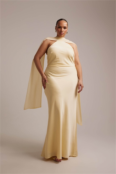 ASOS DESIGN Curve: макси-платье для подружки невесты из атласа с завязками на шее и шарфом артикул 153120364