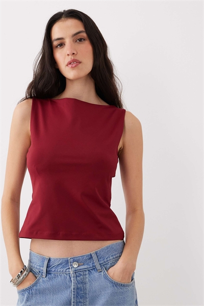 Топ с лодочным вырезом из полиамида бордового цвета артикул 152192281
