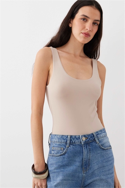 Боди из полиамида с вырезом «слинки» цвета «камень» артикул 151995535