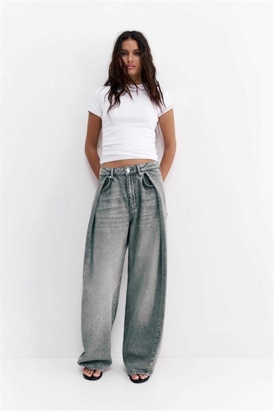 Джинсы свободного кроя с плиссированным эффектом «баллон» серого цвета артикул 156401091