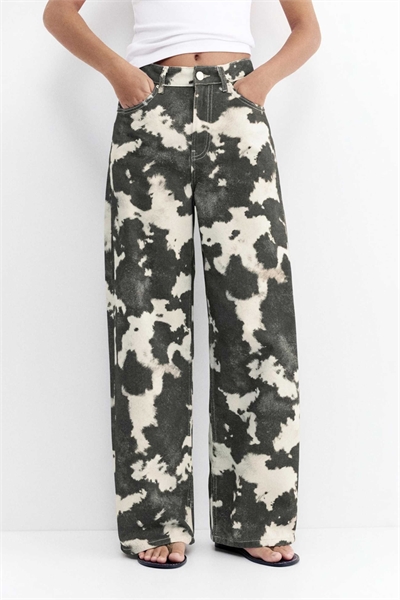 Джинсы свободного кроя с рисунком «коровья кожа» артикул 156378285