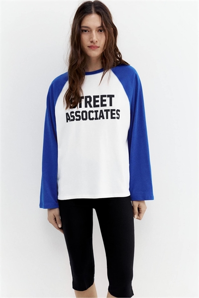 Футболка с принтом и рукавами реглан цвета «лед» артикул 156378203