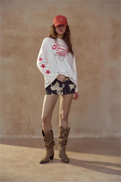 Футболка с изображением лошади цвета «лед» артикул 156378261