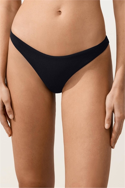 Бикини-трусики U-cut из ткани пике со средней степенью закрытости, черного цвета артикул 156340308