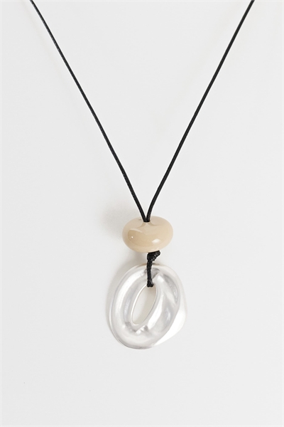 Ожерелье на шнурке с подвесками из смолы и круглыми подвесками артикул 155408260