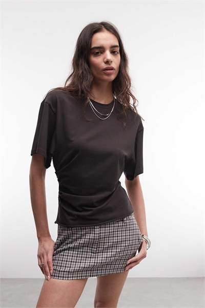 Футболка с зауженной талией темно-коричневого цвета артикул 155576053