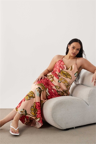 Платье средней длины New Look Curve из атласа с воротником-хомутом и цветочным принтом артикул 155394052