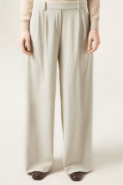 Удобные брюки из эластичной ткани бежевого цвета артикул 156518087