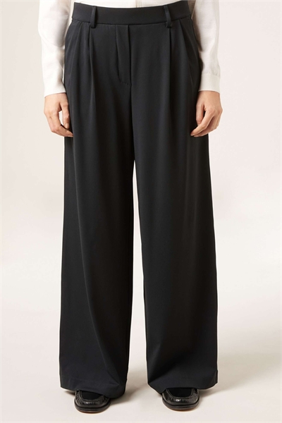 Удобные брюки из эластичной ткани черного цвета артикул 156518076