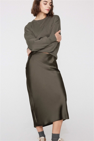 Атласная юбка средней длины с зелёным камуфляжным принтом артикул 156299219