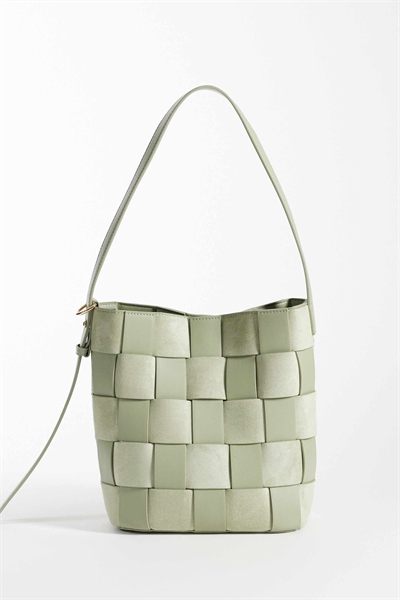 Сумка-бакет из искусственной замши и искусственной кожи с плетеным узором артикул 154607961