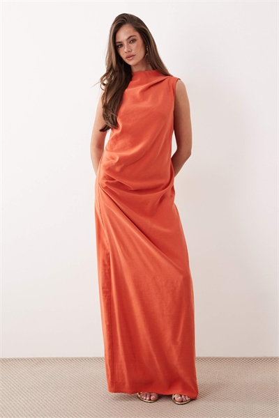 Макси-платье свободного кроя с колонной и заниженной талией оранжевого цвета артикул 154959922